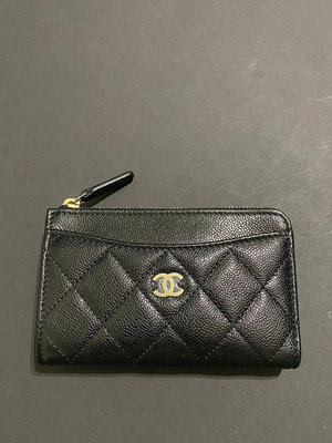 Chanel AP3179，經典黑荔枝金卡片L型拉鍊零錢包。