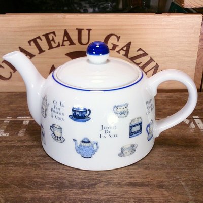 日本Seto Craft居家陶瓷雜貨出品的古典茶具圖茶壺一只：日本製 進口 居家 陶瓷 茶具 茶壺 設計 收藏 禮品
