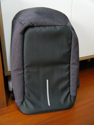 KAKA 立體有型防潑水防盜USB充電  電腦後背包