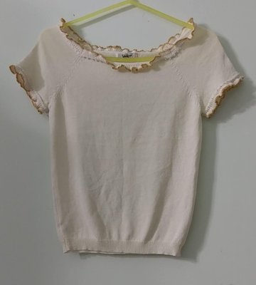 （搬家大出清）專櫃品牌 Veeko 米白色圓領荷葉金線花邊短袖針織衫，有彈性。尺寸F 均碼，比較適合XS/S 碼 msgracy 黃淑琦 prada DKNY