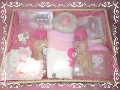 ♥小花花日本精品♥ Hello Kitty /新幹線可愛多功能好適用多款組合嬰兒用品禮盒組滿月大禮