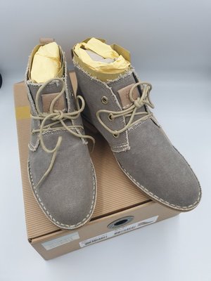 全新盒裝 Bussola 灰褐色 Sevilla系列CHUKKA靴。EU35碼。單寧布 色號:TAUPE。學院風 百搭款