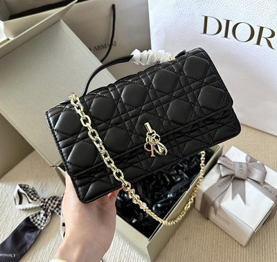 小麥代購   迪奧lady Dior 珍珠手拿包這款手拿包是本季新品。 頂部搭手柄，優雅實用，令Lady Di N.O7637