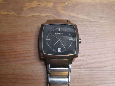 DKNY 日期 男錶 閒置多時 目前不走 不知原因 以故障品 零件機 售出不退 謝謝