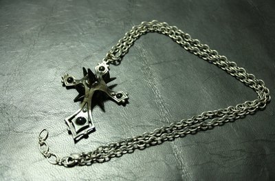 ALCHEMY Necklace 英國品牌手工飾品，No. P570 Cartrop Cross 金屬銀錫合金十字架項鍊