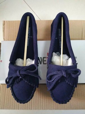【全新正貨私家珍藏】Minnetonka Kilty Suede 經典明星款舒適豆豆底單鞋((藍色))型號:405s