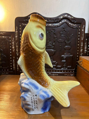 國光陶瓷公司 五週年紀念 鯉魚型 擺件 落款 少見 。中華陶瓷 年年有餘 鯉魚陶瓷 落款 古道具