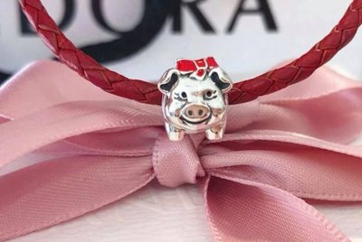 Piggy bank silver charm with black and red enamel 藩朵拉 蝴蝶結小紅豬