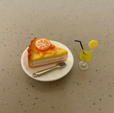 芭比娃娃食玩配件－黃色三角形檸檬蛋糕+柳橙汁+叉子+白盤子，優惠價50元不含郵