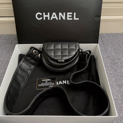 8開 Chanel super mini 黑色皮革寬背帶半月包小廢包 全配成色很好 手機放不下