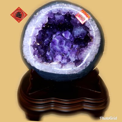 🏆【168 精品】🏆 巴西頂級紫水晶洞紫晶洞重4.9kg 寬17cm高18cm洞深10cm洞內大朵花帶鈦金【C70】
