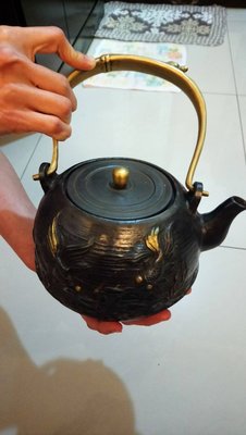 日本明治時期老古董~龍文堂~金魚浮雕老鐵壺~