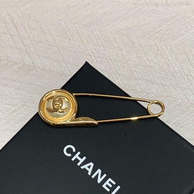 Chanel 胸針 別針 珍珠 書包釦logo 金色 《精品女王全新&二手》