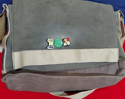 FOSSIL軍綠色帆布包書包郵差包側背斜背包帆布蓋子有嬰兒油刷洗出現白白區塊(+上3隻別針非常合造型)