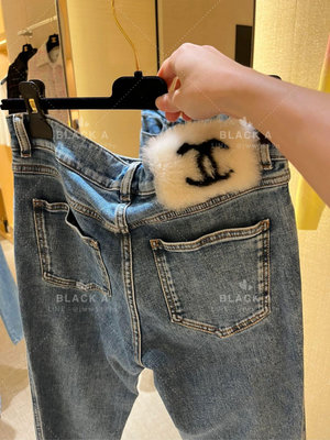【BLACK A】Chanel 23N Coco Neige 滑雪系列 白色雙C毛毛修身牛仔褲 藍色 價格私訊