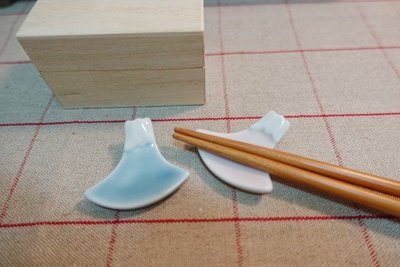 《散步生活雜貨-廚房散步》日本製 有田燒 陶器 富士山造型 筷架組(紅+藍) 木盒