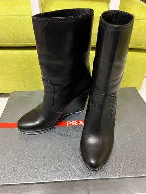 Prada 小羊皮中統靴楔形跟39號原價25600