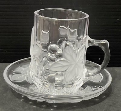 龍廬-自藏出清~玻璃製品-japan SOGA日本製葡萄浮雕圖案玻璃杯組-(1把手杯&amp;1杯墊)/收藏品/起標為單組