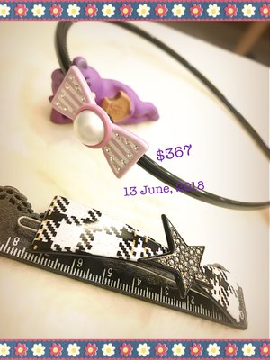 0613~妍選精品~ 全新品牌 全新感受 Grain de Beaute 紫粉蝴蝶結髮箍 與黑白格閃耀星鑽扣夾