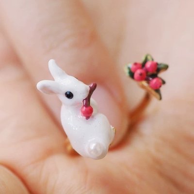 【King女王代購】Les Nereides 手工琺瑯 圣誕兔子 紅果子 可愛白兔 開口可調節戒指