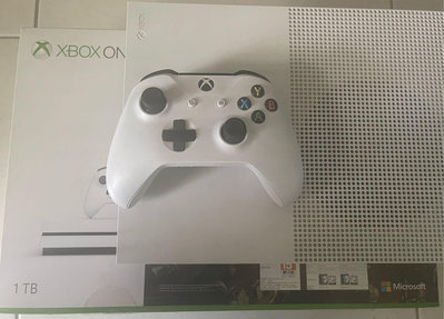 二手少開機，配件齊全，微軟XBOX ONE S 1TB，含原廠盒子