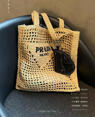 【二手包包】是背Prada陽光普拉達草編包購物袋的夏天啦，馬上夏天了，來推薦這只Prada陽光草編包編織和皮 NO243215