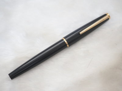 B183 好寫的M尖320- 1970s 萬寶龍 德國製 320黑桿金夾 14k M尖鋼筆(7成新)