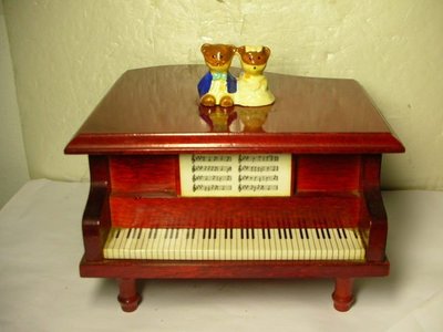 L皮.已稍有年代日本製熊熊鋼琴造型珠寶盒!!--不用當擺飾亦佳值得收藏!(新6廳長箱3)-P