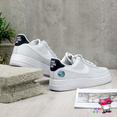 球鞋補習班NIKE AIR FORCE 1 HAVE A NIKE DAY 灰白微笑地球男DM0118