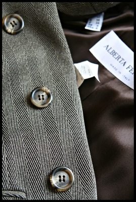 【ALBERTA FERRETTI】鐵灰色條紋羊毛雙排赤牛角扣絲絹內裡西裝式短大衣