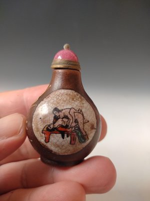 【 金王記拍寶網 】(常5) 股G315 早期乾隆款紫砂春宮人物紋鼻煙壺一件 罕見稀有