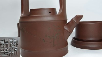 【民興茶莊】早期宜興紫砂壺 國家級工藝美術師-周錫芳-典雅之作-五頭竹桶提樑壺350ML