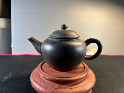 早期中國宜興黑鐵砂鴿嘴壺約8杯