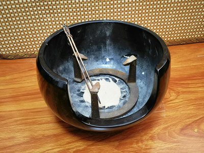 x日本回流陶火缽，尺寸見圖。送伍德火箸。正常使用痕跡。圖五六是
