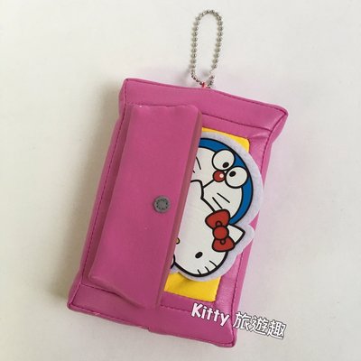 [Kitty 旅遊趣] Hello Kitty 玩偶吊飾 凱蒂貓小叮噹聯名款 任意門 包包吊飾 哆啦A夢