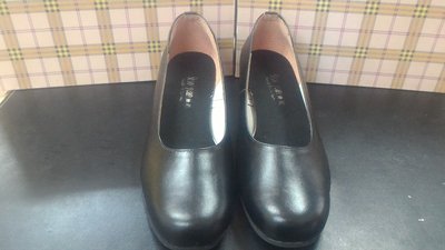 [KIKI鞋舖] 黑色素面平底包鞋上班族工作/娃娃鞋超軟底檯真皮中粗跟包鞋台灣製