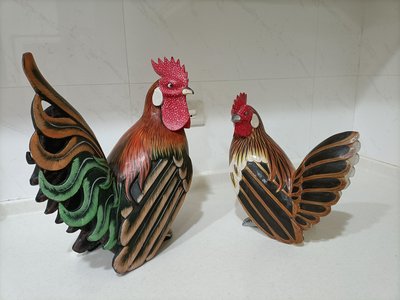 【繽紛小棧】木雕手工彩繪大雞一對，公雞高38cm, 母雞高31cm