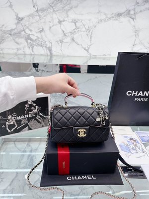 新包裝 小羊皮 Chanel帶手柄mini CF Chanel 23年新出的款，帶手柄的mini NO42810