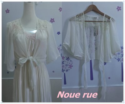 。日系Noue rue(NR)【全新專櫃商品】米白色 超美清透感縷空蕾絲花邊綁結雪紡紗寬袖短版小外套。F號