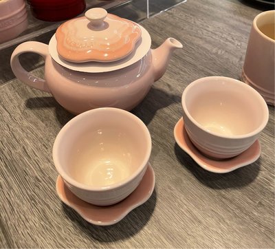 全新 Le Creuset 花型茶具組 茶壺組 含兩個茶杯和杯盤