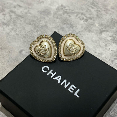 Chanel 耳環 金色水鑽愛心logo 《精品女王全新&二手》