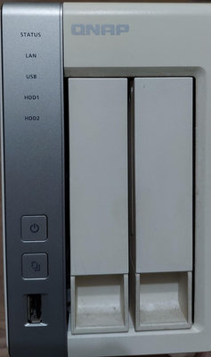 QNAP 2Bay網路儲存伺服器 TS-220，功能正常，因白色機殼右邊有些泛黃，換機出售，現況出售，可接受再下標