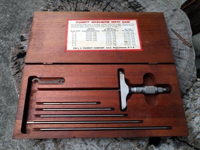 Starrett公司所出產的Micrometer Depth Gage No.445，配件完整無缺的深度計