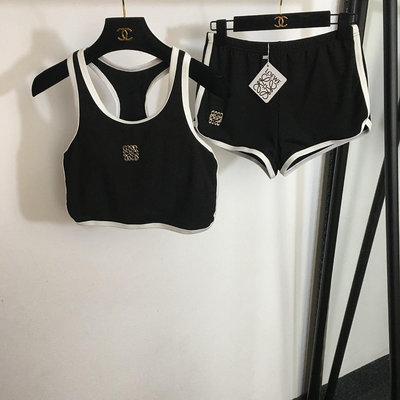 【King女王代購】 LOEWE 新款瑜伽運動套裝 胸前logo健美背心+短褲兩件套 黑色 S-XL