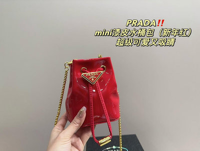 【二手包包】尺寸10.13普拉達PRADA mini漆皮水桶包（新年紅）太可愛了，bling bling的效NO87804