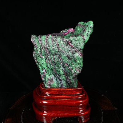 緬甸紅綠寶 天然原礦帶座高14×8.5×4.5厘米 重0.6公斤 130332 奇石 擺件【九州拍賣】