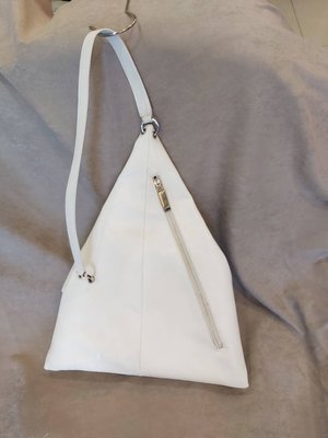 【七彩魚】義大利 Salvatore Ferragamo   白色精美設計三角粽型包  側背包  原廠