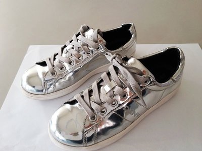 DKNY銀色鏡面休閒鞋平底鞋