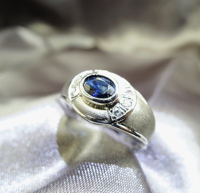 「已售出勿下標」藍寶石0.68克拉，高雅男仕鑽戒 純14K金戒指附保證書保證天然藍寶石