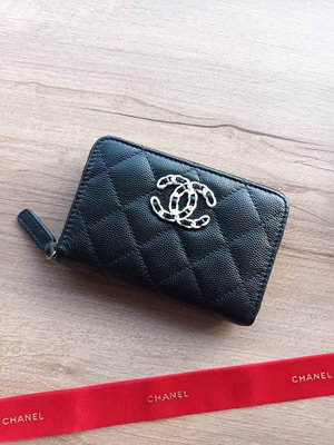Chanel 黑荔枝 白色19 logo 最新款尺寸拉鏈錢包 多一層拉鏈更實用 $3xxxx 現貨 😍新年紅緞帶包裝